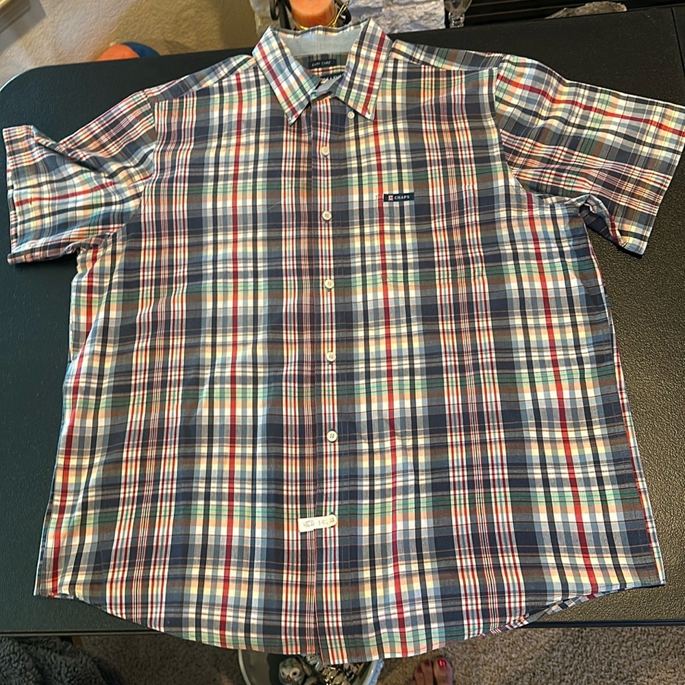 Chap’s Men’s size Large Button Down Short Sleeve Easy Care